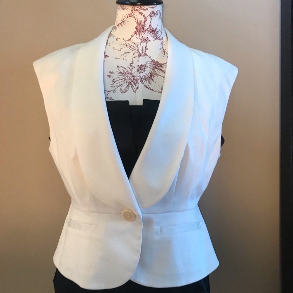 🧚🏽‍♂️BCBG Women’s white single button vest! 👗
